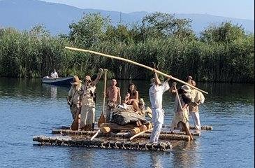 Menhir mit einem Floss transportiert
