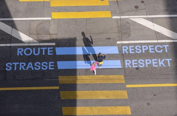 Die Strasse mit einem Lächeln teilen